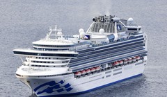 Tàu Diamond Princess với 3.700 khách bị cách ly phải neo đậu trên biển (Ảnh: AP)
