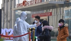 Các công ty thực hiện kiểm tra thân nhiệt nhân viên khi đến làm việc (Ảnh: Đông Phương)