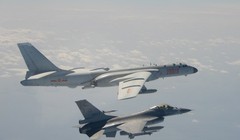 Máy bay F-16 của Đài Loan (dưới) áp sát máy bay H-6 của Trung Quốc hôm 10/2 (Ảnh: Đông Phương)