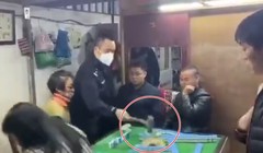 Người cảnh sát giận dữ dùng búa đập phá bàn mạt chược (Ảnh: Đông Phương)