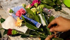 Bó hoa tặng nhau nhân ngày Tết Tình yêu có thêm các vật dụng chống nCoV (Ảnh: AP)