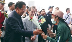 Thủ tướng Campuchia hôm 14/2 đã đáp trực thăng tới cảng Sihanoukvill để chào đón các hành khách du thuyền Westerdam xuống tàu (Ảnh: AP)