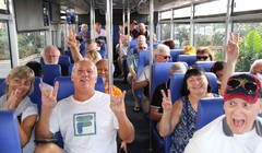 Hành khách trên tàu Westerdam tham gia đoàn du lịch xe bus tham quan Phnom Penh (Ảnh: AFP)