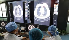 Các bác sĩ tại bệnh viện Vũ Hán đang hội chẩn về tình trạng bệnh nhân (Ảnh: Đông Phương)