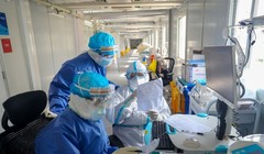 Các nhân viên y tế trong bệnh viện Hỏa Thần Sơn (Vũ Hán) theo dõi tình hình bệnh nhân (Ảnh: Đông Phương).