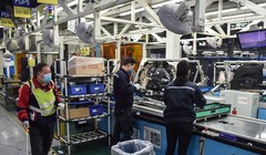 Công nhân Trung Quốc khử trùng máy móc sau khi phục hồi sản xuất sau hơn 1 tháng nghỉ do COVID-19 (Ảnh: Tân Hoa xã)