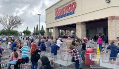 Dịch bệnh COVID-19 tấn công nước Mỹ, người dân thành phố Honolulu đổ xô đến siêu thị mua vét hàng hóa tích trữ (Ảnh: Guancha)