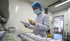 Các chuyên gia Thượng Hải khuyến nghị sử dụng Đông Tây y kết hợp để điều trị COVID-19 (Ảnh: Tân Hoa xã).