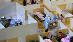 Bệnh viện khoang vuông ở Vũ Hán ngày càng có thêm nhiều giường trống do số bệnh nhân đã khỏi bệnh ngày càng nhiều, số bị bệnh mới ít đi (Ảnh: Reuters).