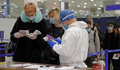 Trung Quốc đã chuyển trọng điểm chống dịch sang siết chặt nhập cảnh để ngăn dịch bệnh lây từ ngoài vào. Ảnh: kiểm tra người nước ngoài khai báo y tế tại sân bay Phố Đông, Thượng Hải (Ảnh: CNS).