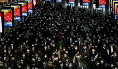 Dịch bệnh COVID-19 đã lây lan ra ít nhất 135 quốc gia và vùng lãnh thổ, gây nên hoang mang sợ hãi cho toàn nhân loại (Ảnh: AP)