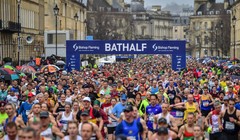 Trong lúc dịch bệnh đang hoành hành, ngày 15/3 Anh vẫn tổ chức giải Marathon ở Bathalf với hàng ngàn người dự, không ai đeo khẩu trang (Ảnh: AP).