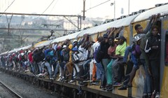 Dịch bệnh bắt đầu lan nhanh ở châu Phi. Giới quan sát cho rằng sẽ rất nguy hiểm nếu dịch bùng phát ở đây do hạ tầng cơ sở y tế yếu kém. Ảnh: người dân Nam Phi chen chúc nhau trên các đoàn tàu dù đã có lệnh hạn chế đi lại. (Ảnh: AP)