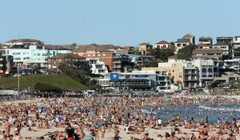 Bất chấp lệnh cấm tụ tập từ 500 người trở lên của chính phủ Australia, hàng ngàn người vẫn đổ ra bãi tắm ở Sydney (Ảnh: AFP).