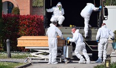 Số người chết vì COVID-19 ở Italy đang tăng rất nhanh. Trong ảnh: các nhân viên phòng dịch chuyển thi hài người chết đi xử lý (Ảnh: Đa Chiều).