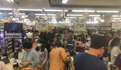 Dân chúng Myamar đổ xô đến các siêu thị mua vét hàng sau khi chính phủ công bố có 2 ca mắc COVID-19 đầu tiên (Ảnh: AP).