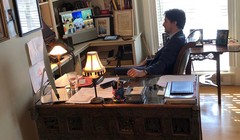 Ông Tredeau tham dự cuộc họp Hội nghị thượng đỉnh G7 trực tuyến từ căn phòng ở nhà có treo tranh của các con (Ảnh: Đa Chiều)