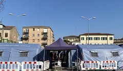 Số người bệnh quá nhiều, nhiều nơi ở Italy phải dựng lều ngoài trời để có chỗ chứa (Ảnh: Tân Hoa xã)