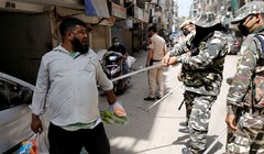 Cảnh sát Mumbai quất roi trừng phạt người vi phạm lệnh cấm ra khỏi nhà (Ảnh: Getty).