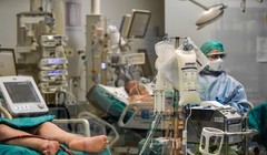 Số người bị nhiễm bệnh COVID-19 trên thế giới đã vượt mốc 550 ngàn với hơn 25 ngàn người tử vong. Ảnh: điều trị các bệnh nhân nặng ở Italy (Ảnh: AP).