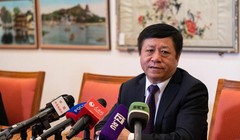 Đại sứ Trung Quốc tại Nga Trương Hán Huy, người đang hứng chịu búa rìu dư luận vì những phát ngôn xúc phạm những người Trung Quốc từ Nga về nước (Ảnh: NDNB)
