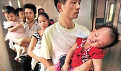 Trẻ embij đầu to,nạn nhân của những thày thuốc vô lương cấu kết với gian thương để trục lợi (Ảnh: Apple Daily).