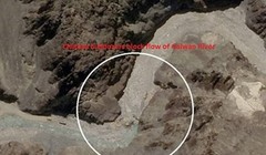 Hình ảnh chụp từ vệ tinh cho thấy Trung Quốc đã đưa xe ủi đến khu vực tranh chấp để xây dựng các cấu trúc quân sự (Ảnh: Đa Chiều).