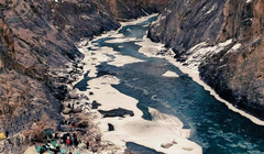 Khe núi hẹp,nơi xảy ra vụ xung đột đẫm máu hôm 15/6 (Ảnh: Weibo/Đa Chiều).