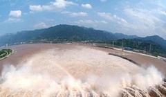 Mưa lớn ở khắp ba vùng thượng, trung và hạ lưu sông Dương Tử gây ngập lụt nặng ở Trung Quốc và dấy lên nỗi lo về vỡ đập Tam Hiệp (Ảnh: Đông Phương).