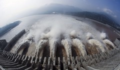 Mưa lũ liên miên khiến dư luận dấy lên nỗi lo ngại về an toàn của đập Tam Hiệp (Ảnh: Đa Chiều). 