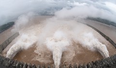 Do mưa cực lớn,mực nước hồ Tam Hiệp đã dâng cao hơn 163 mét khiến đâph Tam Hiệp phải xả lũ sâu (Ảnh: thecover.cn).