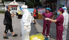 Nhân viên chống dịch tiến hành khử trùng các khu vực có người bị bệnh sinh sống ở thành phố Đại Liên (Ảnh: Đông Phương).