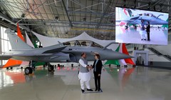 Bộ trưởng Quốc phòng  Ấn Độ Rajanth Singh thăm Pháp và nhận bàn giao máy bay Rafael từ hãng Dassault Aviation (Ảnh: AP).