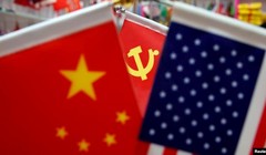 Quốc kỳ Trung Quốc, Mỹ và cờ đảng Trung Quốc được trưng bày tại một trung tâm thương mại ở tỉnh Chiết Giang (Ảnh: Reuters).