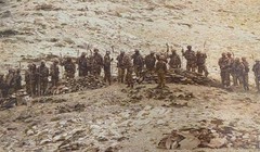 Hình ảnh lính PLA mang súng và gậy gộc, giáo, trường đao kéo đến vị trí của lính biên phòng Ấn Độ hôm 7/9 (Ảnh: Đa Chiều).