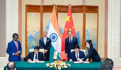 Bộ trưởng Ngoại giao  hai nước Trung Quốc và Ấn Độ chứng kiến ký kết Thỏa thuận 5 điểm sau cuộc hội đàm đêm khuya ngày 10/9 (Ảnh: Đa Chiều).