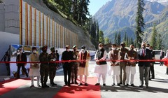 Thủ tướng Modi và các quan chức Ấn Độ cắt băng khánh thành đường hầm chiến lược nối thông nội địa với vùng Ladakh đang có tranh chấp với Trung Quốc (Ảnh: Đa Chiều).