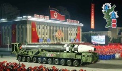 Tên lửa liên lục địa kiểu mới lần đầu tiên được Triều Tiên trình làng tại cuộc dĩeu binh (Ảnh: Dongfang).