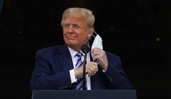 8 ngày sau khi thông báo bị nhiễm COVID-19, ông Donald Trump đã có cuộc tiếp xúc đầu tiên với đám đông tại Nhà Trắng (Ảnh:AP).