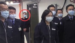 Người đàn ông Mỹ xuất hiện trong video về chuyến thị sát Trạm radar Lạc Sơn của bà Thái Anh Văn hôm 13/10 gây nên đồn doand về sự có mặt của quân đội Mỹ ở Đài Loan (Ảnh: MNA).