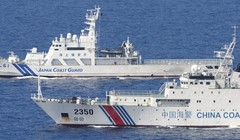 Việc Trung Quốc định hợp pháp hóa việc cho phép cảnh sát biển sử dụng vũ khí với tàu thuyền nước ngoài khiến dư luận quốc tế lo ngại. Ảnh: Tàu cảnh sát biển Nhật Bản và Trung Quốc đối đầu nhau ở vùng biển gần đảo Senkaku/Điếu Ngư (Ảnh: Sina).
