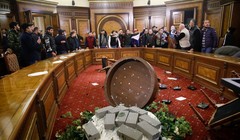 Sau khi Thủ tướng Pashinyan ký hiệp ước ngừng bắn, thực tế là chấp nhận thất bại, người dân Armenia xông vào Văn phòng Thủ tướng và nhà Quốc hội đạp phá, lục soát (Ảnh: AP). 