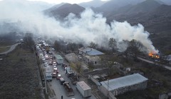 Nagorno-Karabakh sau khi lệnh ngừng bắn được thực thi: người Armenia sống ở các khu vực phải bàn giao cho Azerbaijan tự đốt nhà, thu dọn đồ đạc bỏ về Armenia (Ảnh: AP).