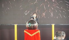 Bà Thái Anh Văn nhấn nút khởi công đóng chiếc tàu ngầm đầu tiên của Đài Loan tại nhà máy đóng tàu Cao Hùng hôm 24/11 (Ảnh: Dwnews).