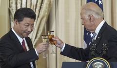 Sau một thời gian imlawngj, ngày 25/11, ông Tập Cận Bình đã gửi điện chúc mừng ông Joe Biden được bầu làm Tổng thống Mỹ. Trong ảnh: ông Tập Cận Bình mở tiệc chào mừng ông Joe Biden thăm Trung Quốc trên cương vị Phó Tổng thống Mỹ ngày 25/9/2015 (Ảnh: Getty).