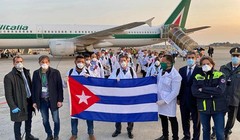 Các nhân viên y tế Cuba tới giúp Italy chống dịch hồi tháng 3/2020 được đánh giá cao (Ảnh: kknews).