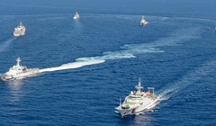 Tàu tuần tra Nhật Bản (trái) xua đuổi tàu Hải cảnh Trung Quốc ở vùng biển quần đảo tranh chấp Senkaku/Điếu ngư (Ảnh: Dwnews). 