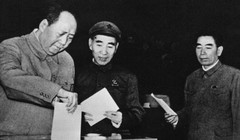 Mao Trạch Đông,Lâm Bưu và Chu Ân Lai tại Đại hội Đảng toàn quốc lần thứ IX (Ảnh: Kanlishi).