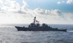 Tàu khu trục tên lửa USS Curtis Wilbur (DDG-54) - một trong hai tàu đi qua eo biển Đài Loan sáng 31/12 (Ảnh: Dongfang).