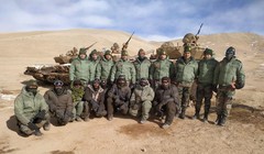 Ngày 23/12, Tham mưu trưởng Lục quân Ấn Độ Manoj Mukund Naravane (thứ 4, phải qua) đã đến thị sát các đơn vị đóng tại tuyến trước bên hồ Pangong (Ảnh: Reuters).